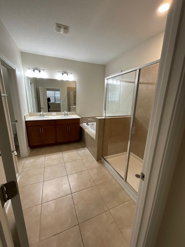 Building Photo - Gorgeous Townhom