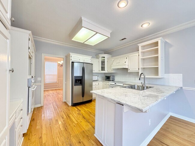 Building Photo - East Fayetteville 7 bedrooms 5 baths, VANDERGRIFF DIST - beautiful spread