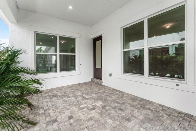 Building Photo - 888 SW Newfield Ave