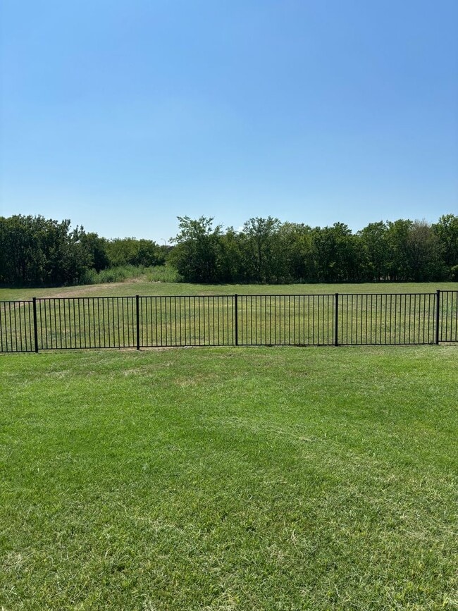 Building Photo - 3/2/2 Ready to Go! Located on the greenbelt!