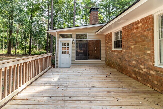 Building Photo - 4375 Lake Idylwilde Dr