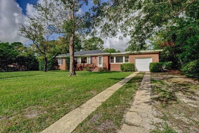 Building Photo - 211 Oak Leaf Dr