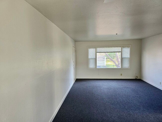 Building Photo - Upstairs apartment in downtown Santa Rosa!