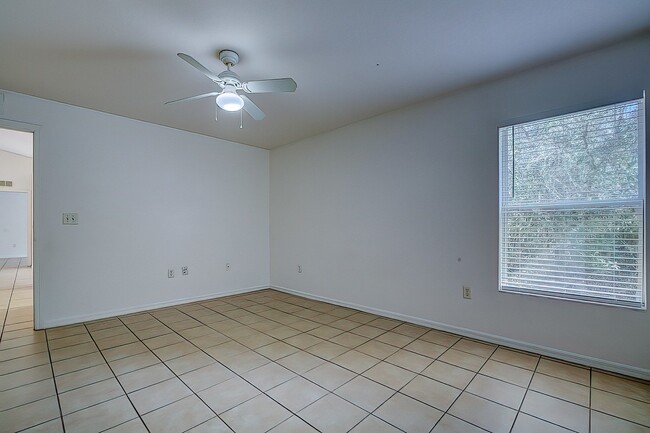 Building Photo - 3 Bedroom 2 bath, 2 car garage home locate...