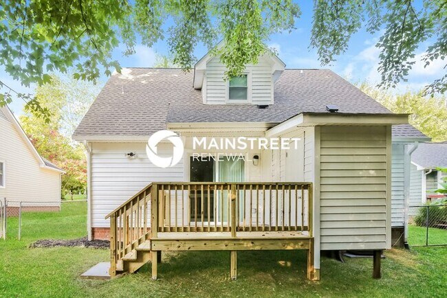 Building Photo - 4 Bedroom Pet-Friendly Home in GREENSBORO,...