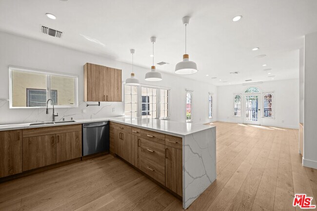 Building Photo - 424 N Gardner St