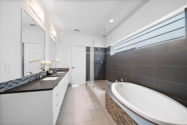 Building Photo - 105 Willard St