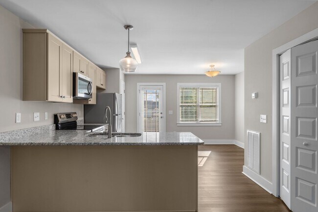 Building Photo - 2 Bedroom 2 Bathroom Town Home Close Proximity To Campbell