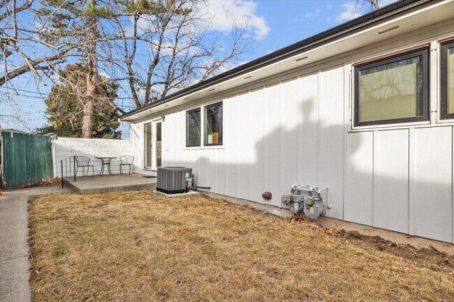 Building Photo - 1305 9th St W