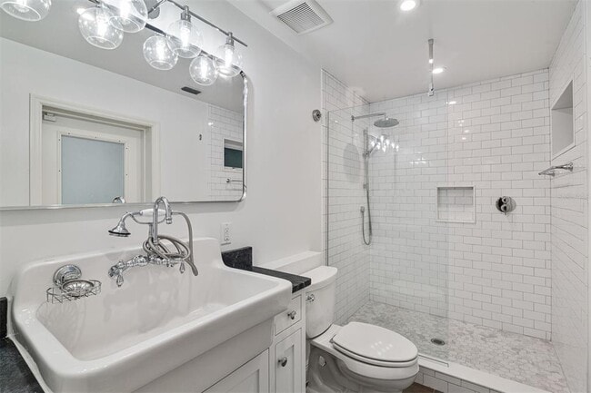 Building Photo - 2506 SW 9th Dr