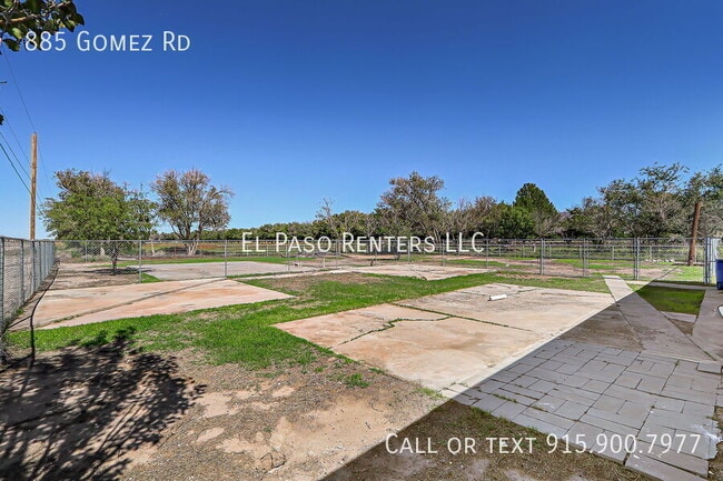 Building Photo - 885 Gomez Rd