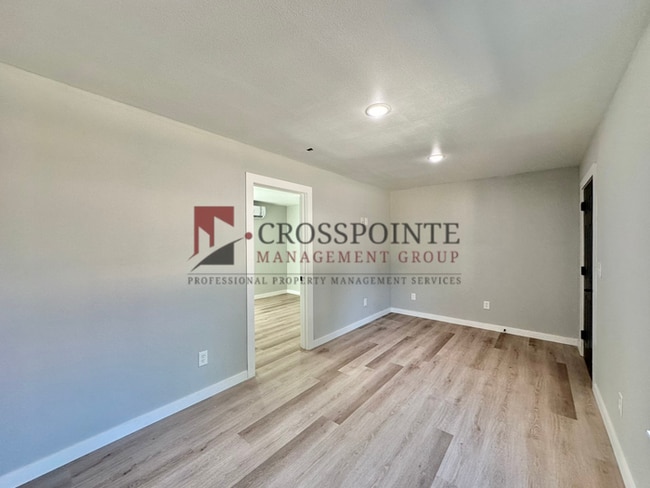 Building Photo - AVAILABLE! Stylish 1-bedroom, 1-bath town home!