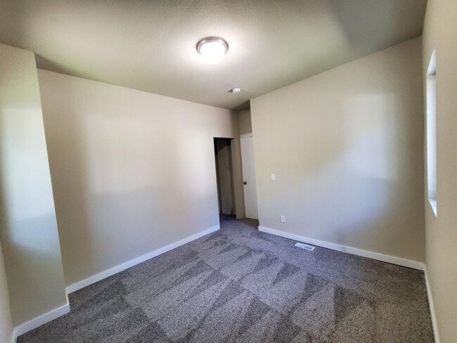 Building Photo - 4 Bedroom 2 Bathroom Home Near Drake University - Fenced In Back Yard