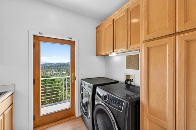 Building Photo - Gorgeous Executive Home Over Downtown Los Gatos