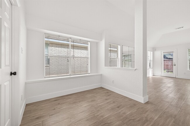 Building Photo - 3143 Oakwood Run Dr