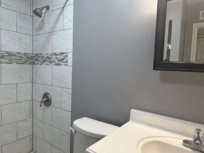 Building Photo - Fully Renovated 1-Bedroom Apartment in Alamo Heights ISD