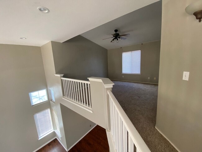 Building Photo - Great North Hanford Location