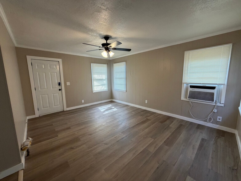 Building Photo - 304 W Main St