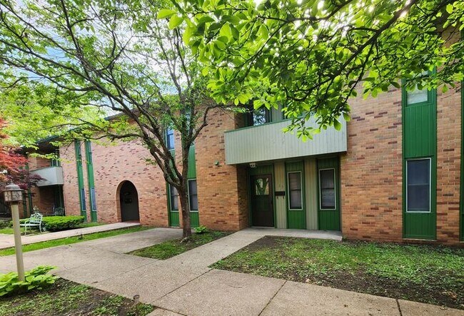 Building Photo - Charming 1-Bedroom Courtyard Level Apartme...