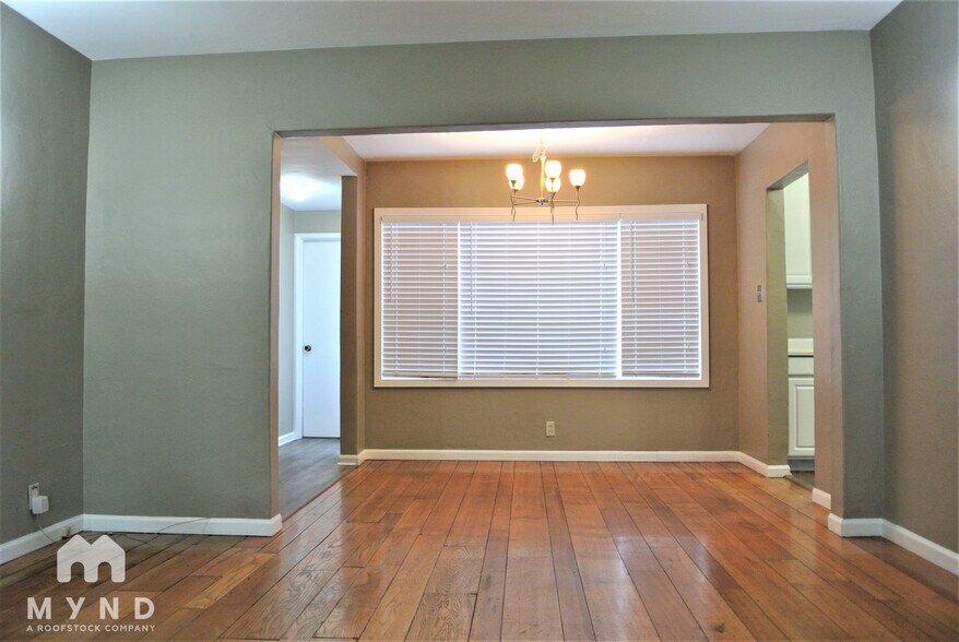 Building Photo - 2141 Royal Oaks Dr