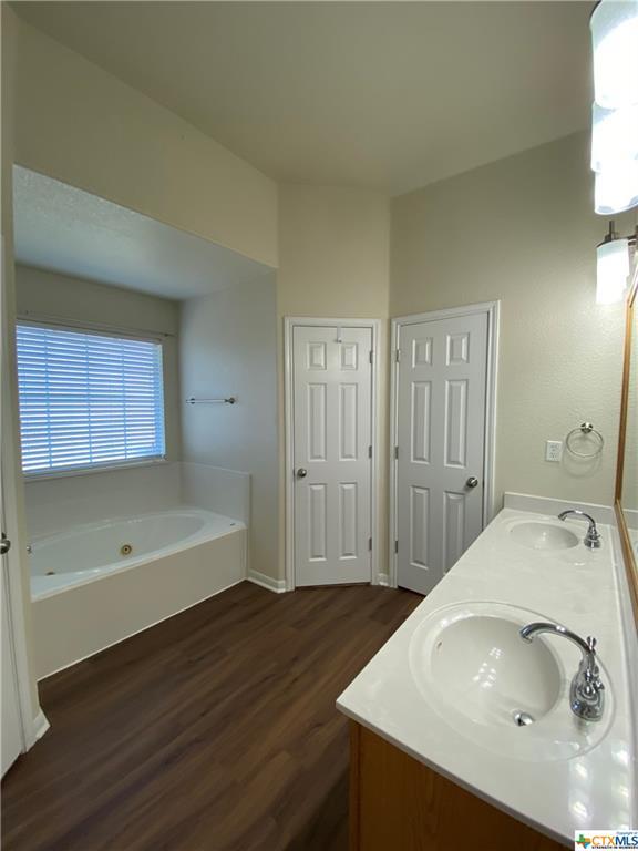 Building Photo - 1910 Stonehenge Dr