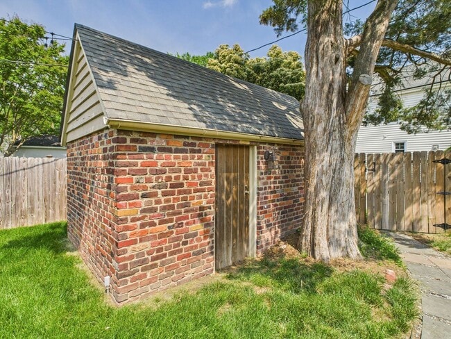 Building Photo - 307 Lexington Rd