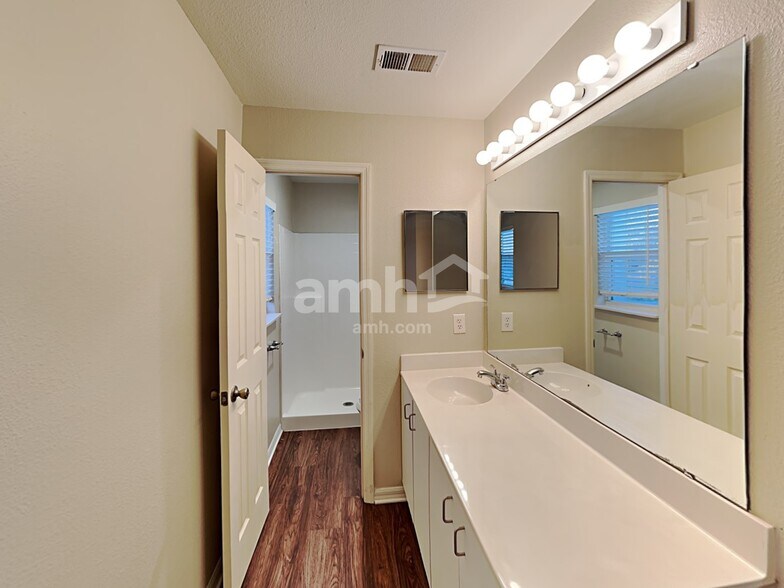 Building Photo - 16000 Wilkinson Dr