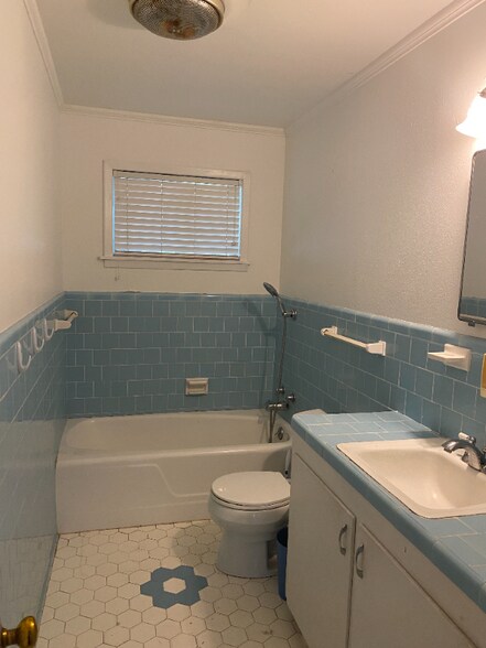 Building Photo - 111 Greenwood Dr