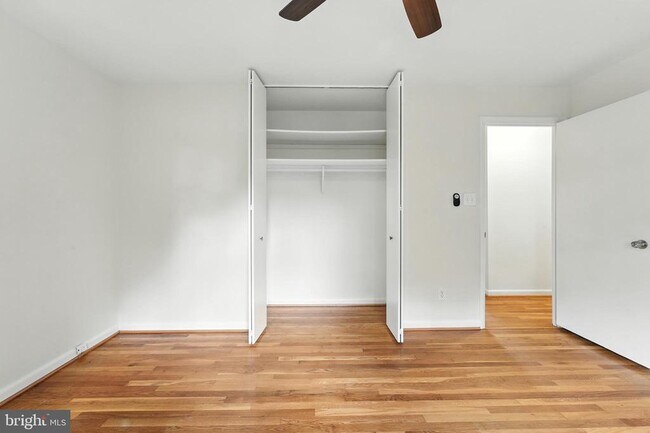 Building Photo - 5011 Roslyn Rd