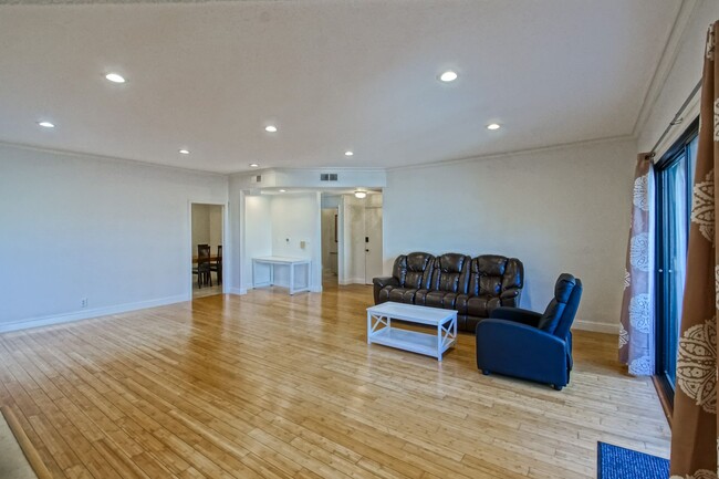 Building Photo - **FURNISHED OR UNFURNISHED** BRIGHT, SPACI...