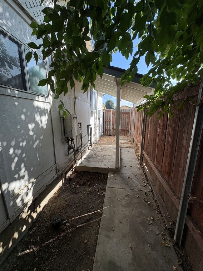 Building Photo - 1 + 1 Cottage  with Bonus Room, East End V...