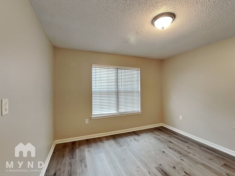 Building Photo - 208 Oak Cir N