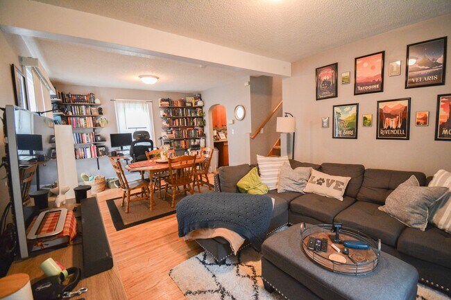 Building Photo - Tucked away, conveniently located, home for rent!