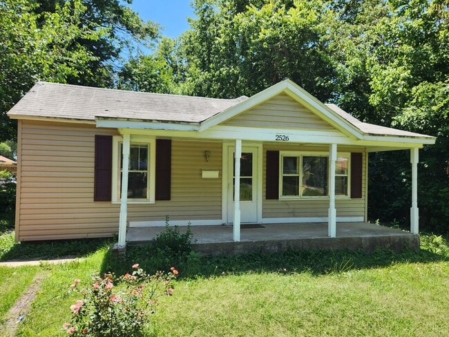 Primary Photo - 2526 W Madison St