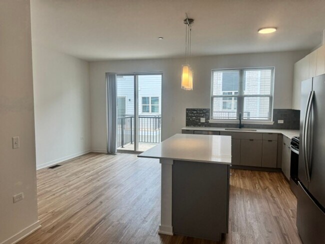 Building Photo - New Construction 3BR/2.5BA Townhome with Attached Garage in Oak Forest, Make your move less expen...