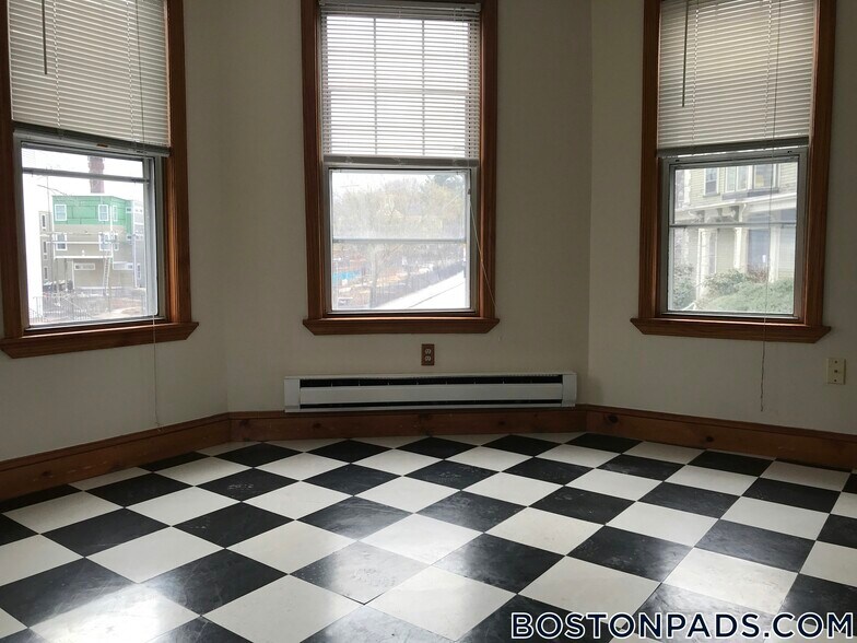 Building Photo - 739 Parker St