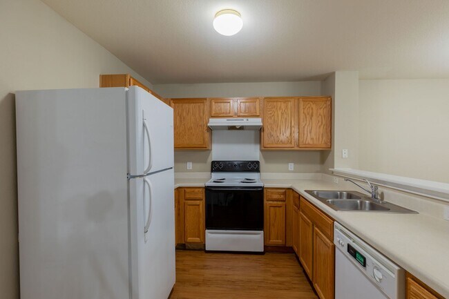 Building Photo - Charming 3BR/2.5BA Home with Spacious Back...
