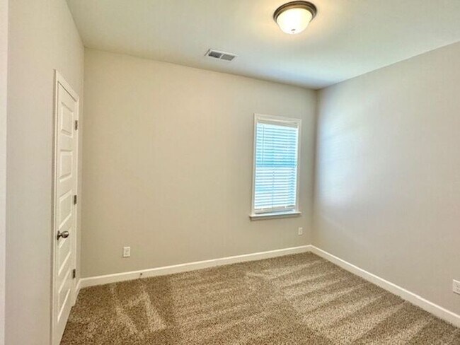 Building Photo - Great Location for Blue Oval Employees and Contractors! Now Leasing a 4-Bedroom 3 Bath Home In So...