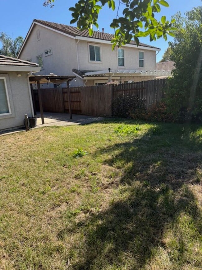 Building Photo - Single Story Halfplex in Natomas