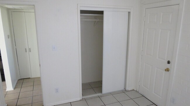 Building Photo - 4329 N Longview Ave