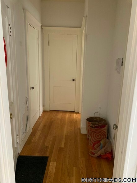 Building Photo - 137 Park Dr