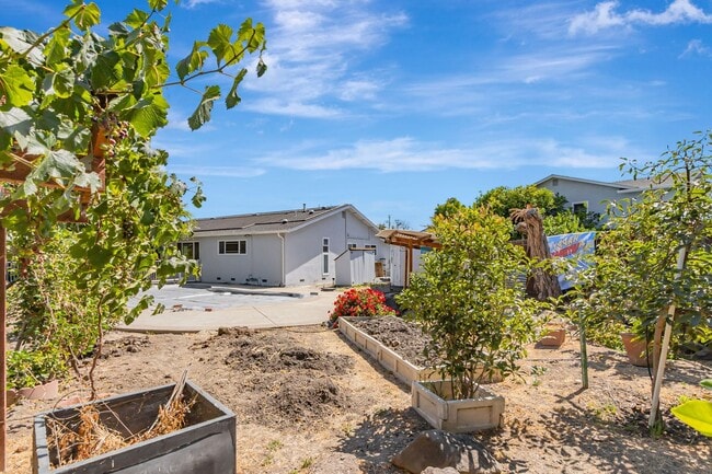 Building Photo - Spacious 4BR/2BA Home in Prime Irvington C...