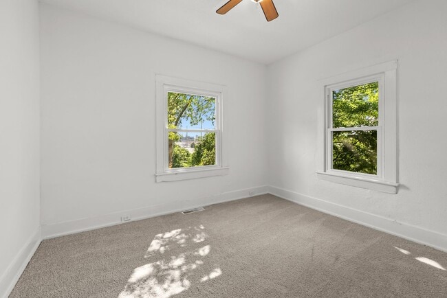 Building Photo - Beautiful 3 Bedroom 2 Bath