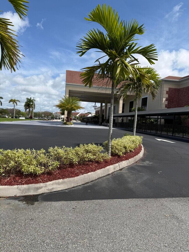 Building Photo - 1066 Ainslie Dr