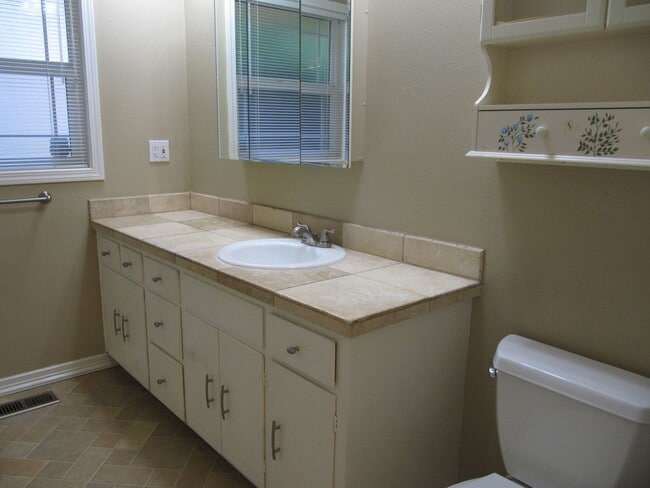 Building Photo - Three Bedroom Home in South Salem