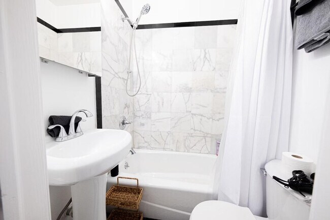 Building Photo - 302 E 104th St