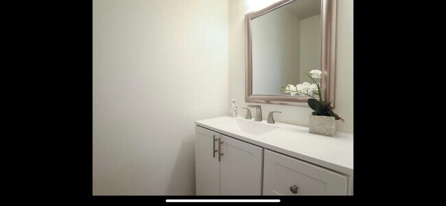 Building Photo - 619 Sandalwood Dr