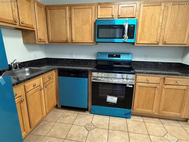 Building Photo - 6560 Ridgefield Cir