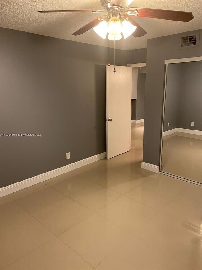 Building Photo - 570 S Park Rd