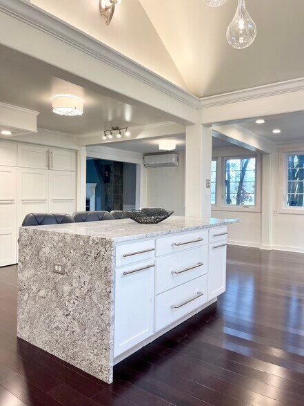 Building Photo - 915 Woodlawn Dr NE